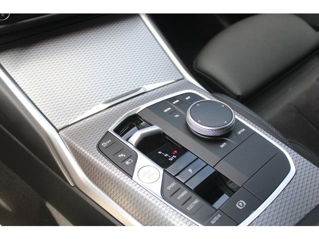 Foto 9 van BMW 3-serie Touring 330e M-Sport Pro | ACC | Head-up | HK | 19''