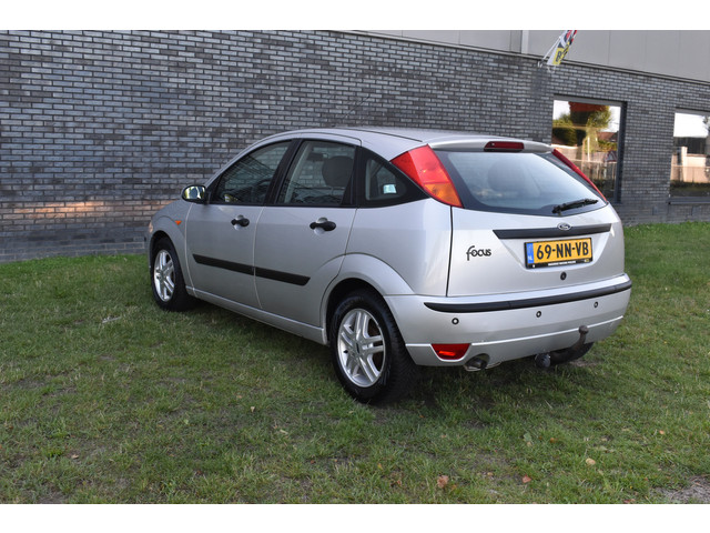 Foto 3 van Ford Focus 1.6-16V Trend Automaat Airco 5-deurs 1e eigenaar Pdc Trekhaak lees goed!!! HANDELSAUTO -