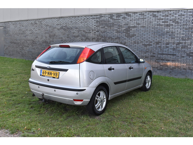 Foto 4 van Ford Focus 1.6-16V Trend Automaat Airco 5-deurs 1e eigenaar Pdc Trekhaak lees goed!!! HANDELSAUTO -