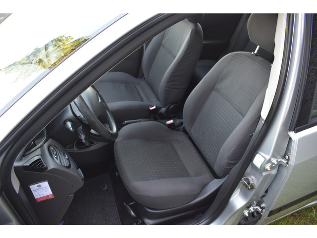 Foto 5 van Ford Focus 1.6-16V Trend Automaat Airco 5-deurs 1e eigenaar Pdc Trekhaak lees goed!!! HANDELSAUTO -