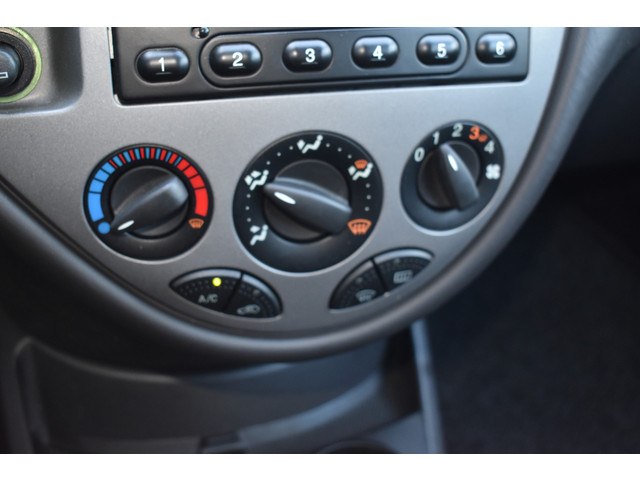 Foto 8 van Ford Focus 1.6-16V Trend Automaat Airco 5-deurs 1e eigenaar Pdc Trekhaak lees goed!!! HANDELSAUTO -