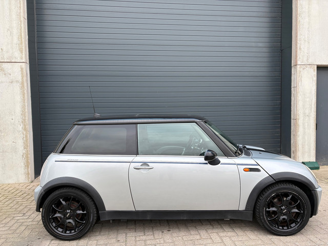 Foto 4 van Mini 1.6i Cooper Pepper AUT PANO PDC CLIMA