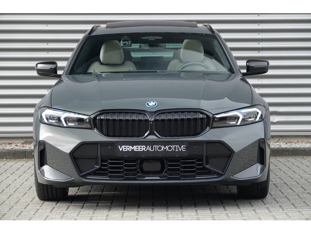 Foto 10 van BMW 3 Serie Touring 330e M-Sport Pro | Panodak | Trekhaak | H&K | HUD | Carbon | Memory | ACC |