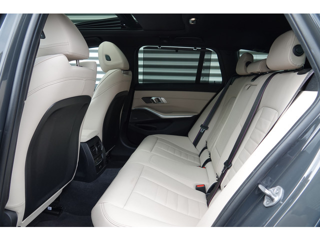 Foto 4 van BMW 3 Serie Touring 330e M-Sport Pro | Panodak | Trekhaak | H&K | HUD | Carbon | Memory | ACC |