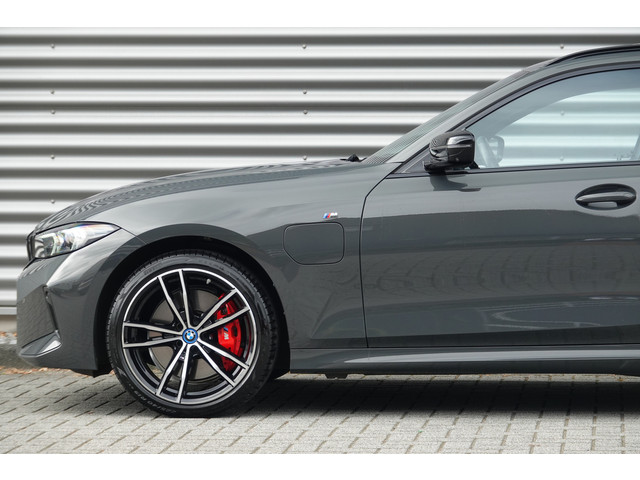 Foto 3 van BMW 3 Serie Touring 330e M-Sport Pro | Panodak | Trekhaak | H&K | HUD | Carbon | Memory | ACC |