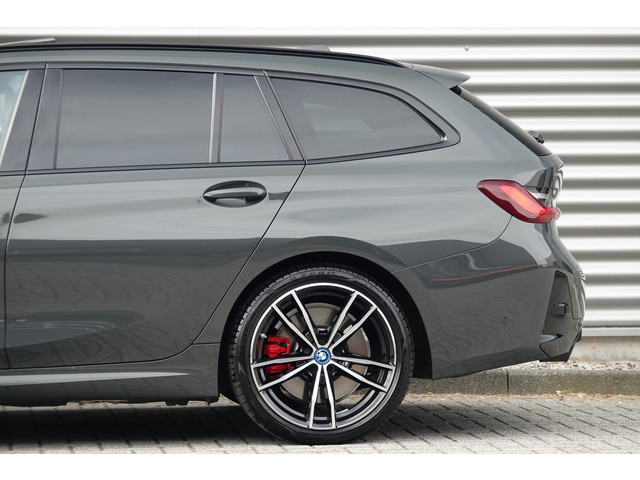 Foto 2 van BMW 3 Serie Touring 330e M-Sport Pro | Panodak | Trekhaak | H&K | HUD | Carbon | Memory | ACC |
