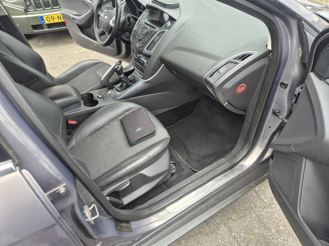 Foto 4 van Ford Focus Ford Focus 1.6 TI-VCT First Edition-SEDAN