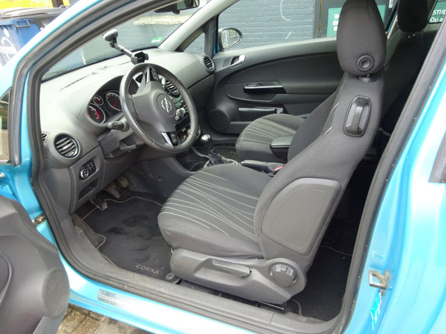 Foto 8 van Opel Corsa 1.2-16V '111' Edition MET APK AIRCO