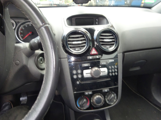 Foto 10 van Opel Corsa 1.2-16V '111' Edition MET APK AIRCO