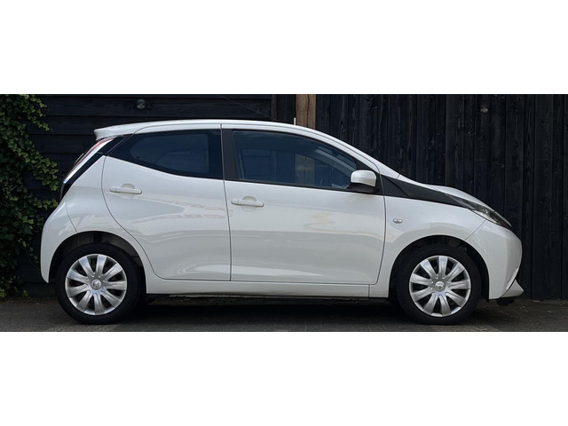 Foto 7 van Toyota Aygo 1.0 VVT-i x-play 2017 AIRCO/PARKEERCAMERA/5-DEURS