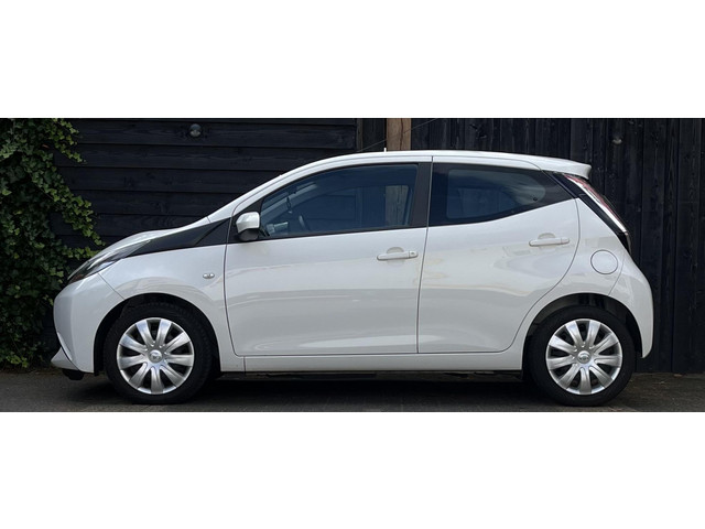 Foto 6 van Toyota Aygo 1.0 VVT-i x-play 2017 AIRCO/PARKEERCAMERA/5-DEURS