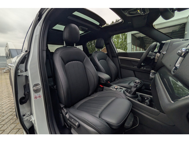 Foto 4 van MINI Countryman 1.5 Cooper SE ALL4 PHEV Chili JCW Panorama Head-Up