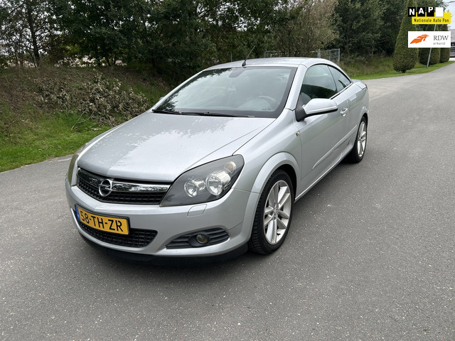 Foto 2 van Opel Astra TwinTop 1.6 Cosmo