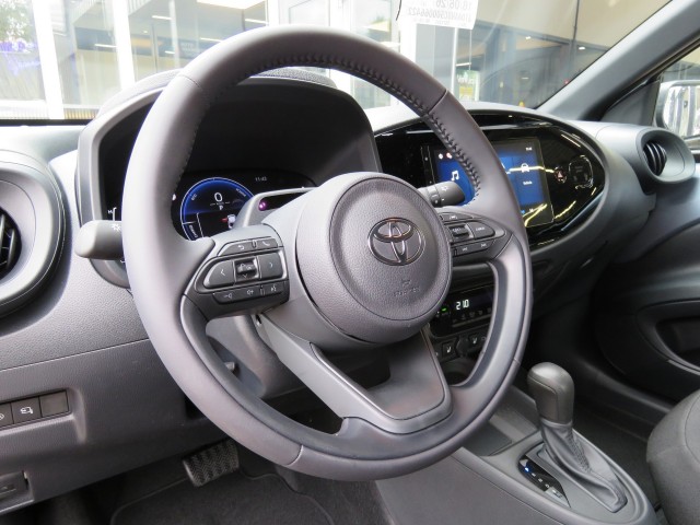 Foto 4 van TOYOTA AYGO X HYBRID 115 PLAY NIEUW! / Camera / 17 Inch / Stoelverw. / FABRIEKS garantie