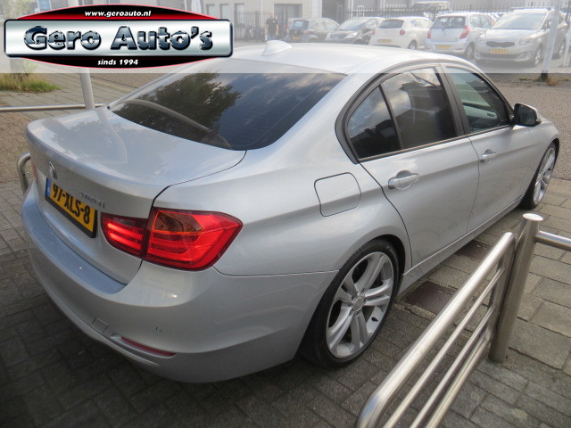 Foto 2 van BMW 3-serie 320i Executive sedan nl-auto 19 inch lmv nette auto !