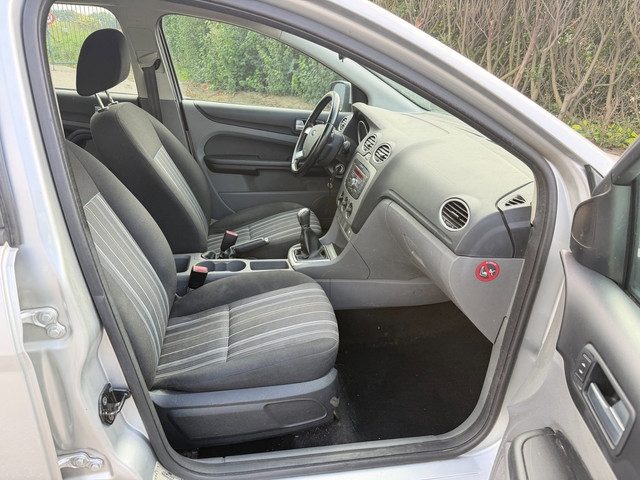 Foto 6 van Ford Focus Wagon 1.6 Trend - KOUDE AIRCO - APK 9/2027