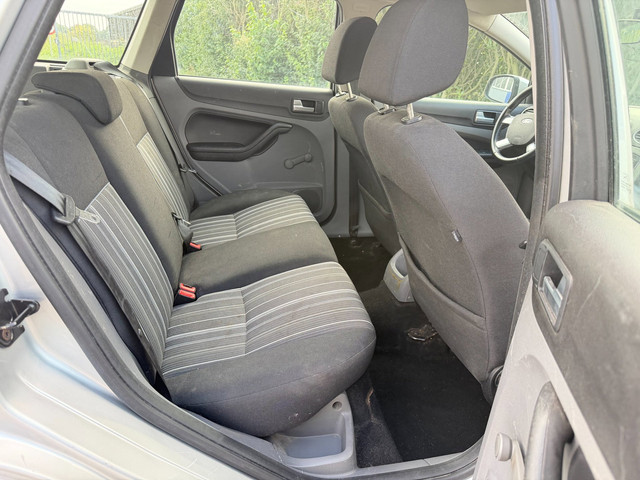 Foto 7 van Ford Focus Wagon 1.6 Trend - KOUDE AIRCO - APK 9/2027