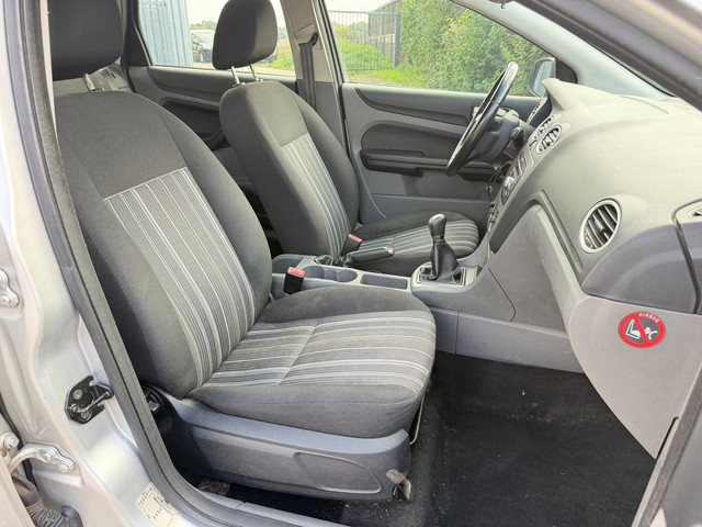 Foto 8 van Ford Focus Wagon 1.6 Trend - KOUDE AIRCO - APK 9/2027