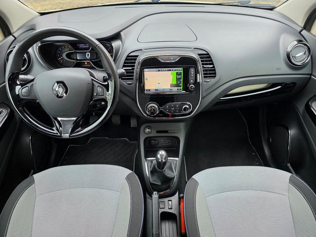 Foto 4 van Renault Captur 0.9 TCe Dynamique BJ.2015 / Navigatie / Camera / Keyless / Climate Control / 1 Eigena