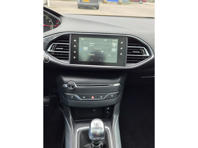 Foto 10 van Peugeot 308 SW 1.2 e-THP Première Trekhaak 17'' L.M.V Nw APK