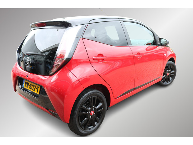 Foto 9 van Toyota Aygo 1.0 VVT-i x-cite Navigatie, Bi-Tone lak,