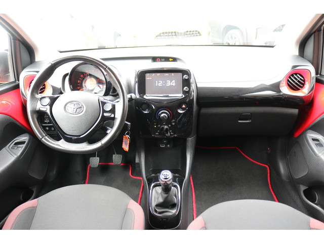 Foto 8 van Toyota Aygo 1.0 VVT-i x-cite Navigatie, Bi-Tone lak,