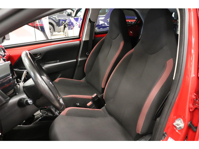 Foto 7 van Toyota Aygo 1.0 VVT-i x-cite Navigatie, Bi-Tone lak,