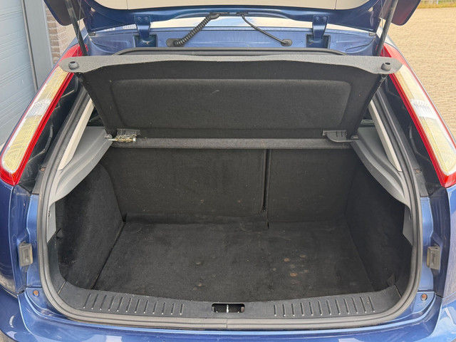 Foto 2 van Ford Focus 1.6 Titanium LEER NAVI CLIMA TREKHAAK APK