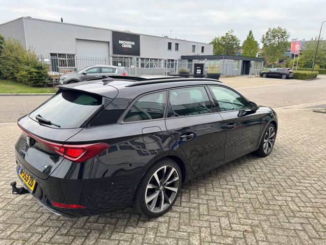 Foto 2 van Seat Leon Sportstourer 1.5 eTSI FR Business Panodak,Camera,trkhaak