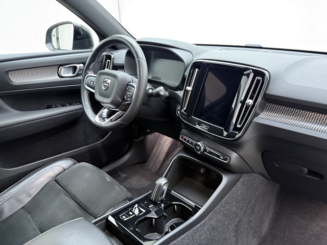 Foto 3 van Volvo XC40 T5 262PK Recharge R-Design | Blis | Climate Control | Keyless | Trekhaak | Donker hemel |