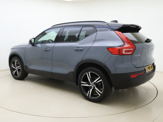 Foto 4 van Volvo XC40 T5 262PK Recharge R-Design | Blis | Climate Control | Keyless | Trekhaak | Donker hemel |