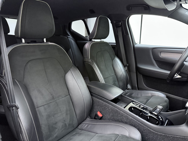 Foto 5 van Volvo XC40 T5 262PK Recharge R-Design | Blis | Climate Control | Keyless | Trekhaak | Donker hemel |