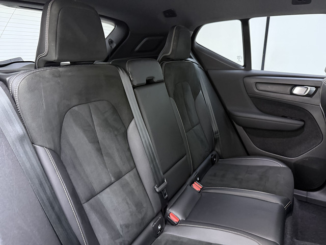 Foto 7 van Volvo XC40 T5 262PK Recharge R-Design | Blis | Climate Control | Keyless | Trekhaak | Donker hemel |