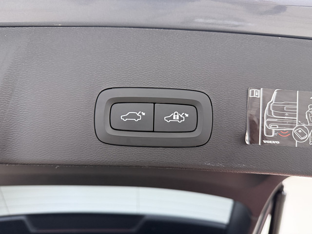 Foto 10 van Volvo XC40 T5 262PK Recharge R-Design | Blis | Climate Control | Keyless | Trekhaak | Donker hemel |