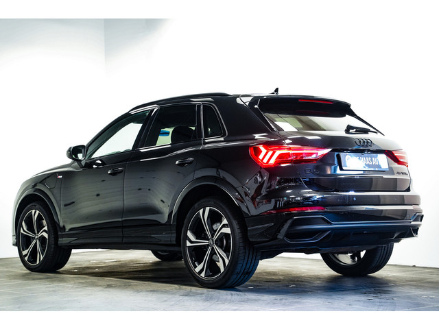 Foto 2 van Audi Q3 45 TFSI e S-Line Black ed|20 inch|Camera|Alcantara|Acc|Apple car