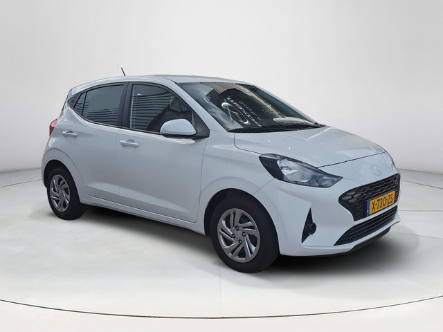 Foto 4 van Hyundai i10 1.0 Comfort Smart 5-zits Automaat | 5.357 originele kilometers | Navigatie | Trekhaak |