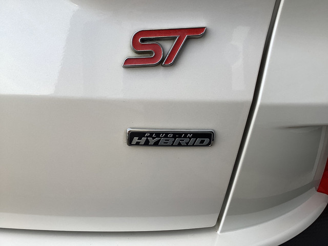 Foto 4 van Ford KUGA 2.5 PHEV Titanium panorama dak Automaat Elektrische trekhaak Parelmoer wit B&O systeem