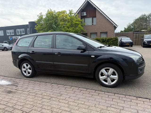 Foto 9 van Ford Focus Wagon 1.6-16V First Edition
