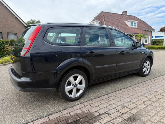 Foto 7 van Ford Focus Wagon 1.6-16V First Edition