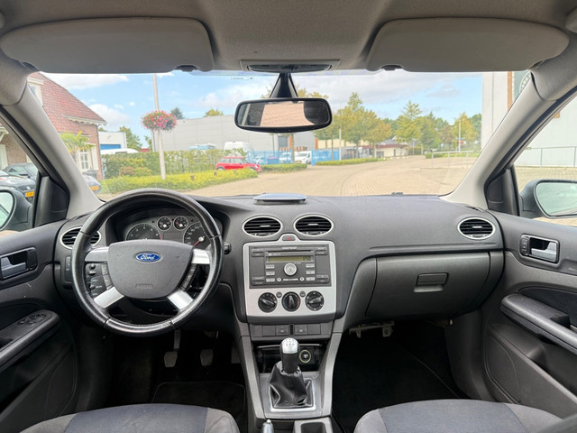 Foto 2 van Ford Focus Wagon 1.6-16V First Edition