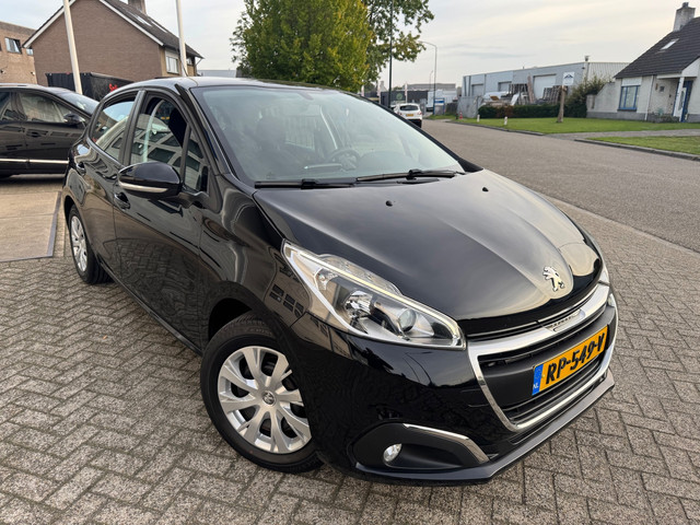 Foto 2 van Peugeot 208 1.2 PureTech Blue Lion Airco,Pdc ,Navigatie