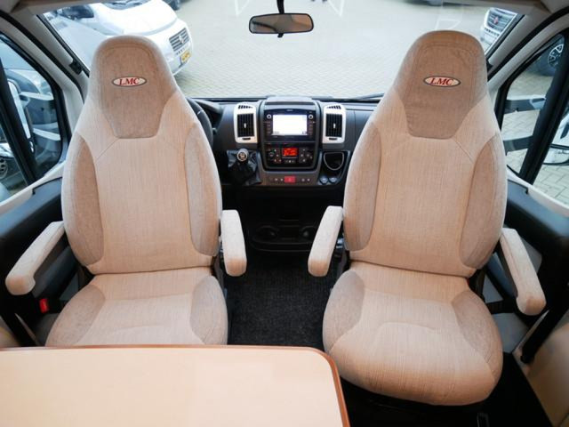 Foto 6 van LMC Cruiser Exclusive T692G, Queensbed, XXL Garage, XXL Koelkast!!