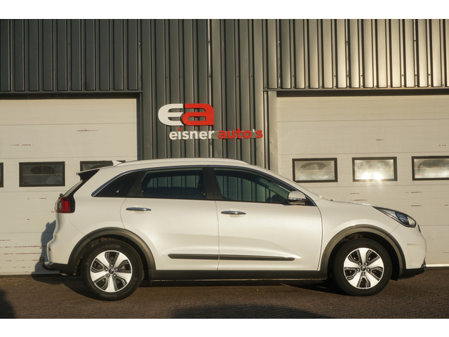 Foto 9 van Kia Niro 1.6 GDi Hybrid DynamicLine | CAMERA | TREKHAAK | WIT METALLIC |