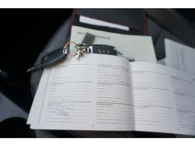 Foto 4 van Kia Niro 1.6 GDi Hybrid DynamicLine | CAMERA | TREKHAAK | WIT METALLIC |