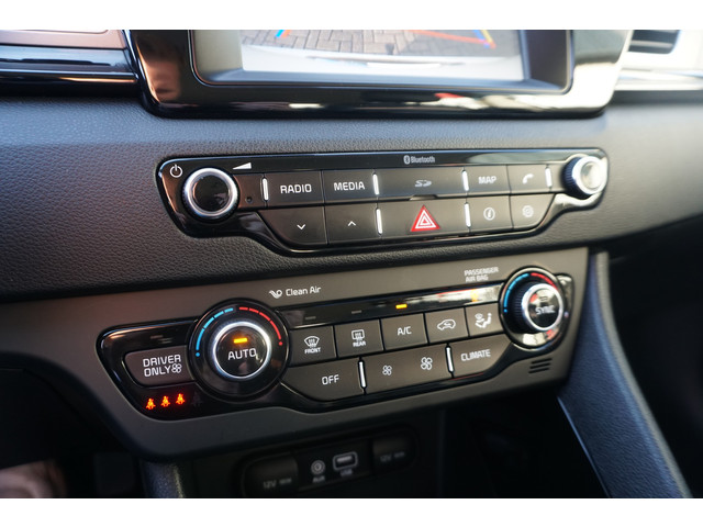 Foto 3 van Kia Niro 1.6 GDi Hybrid DynamicLine | CAMERA | TREKHAAK | WIT METALLIC |