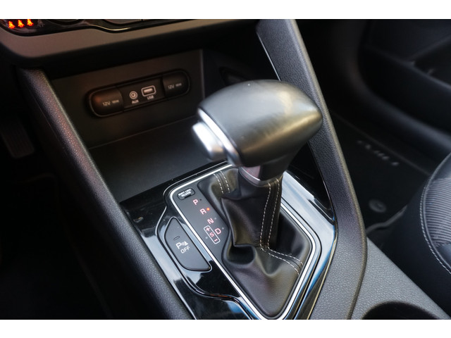 Foto 2 van Kia Niro 1.6 GDi Hybrid DynamicLine | CAMERA | TREKHAAK | WIT METALLIC |
