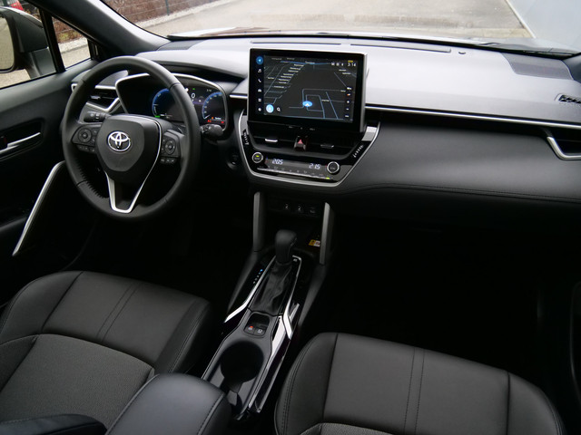 Toyota Corolla Cross 1.8 High Power Hybrid Style 140 Pk Automaat Navigatie / DAB / Leer / Pano-dak /