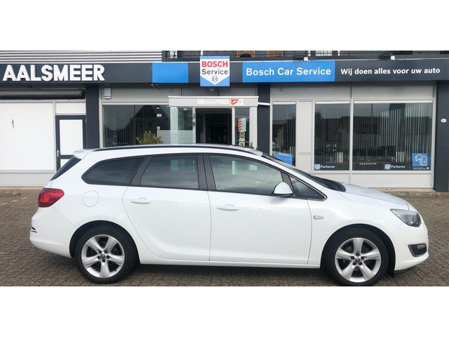 Foto 8 van Opel Astra Sports Tourer 1.4 Turbo Anniversary Edition / Lm Velgen / Jaar Apk / Navi  / Trekhaak /