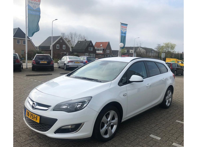 Foto 3 van Opel Astra Sports Tourer 1.4 Turbo Anniversary Edition / Lm Velgen / Jaar Apk / Navi  / Trekhaak /