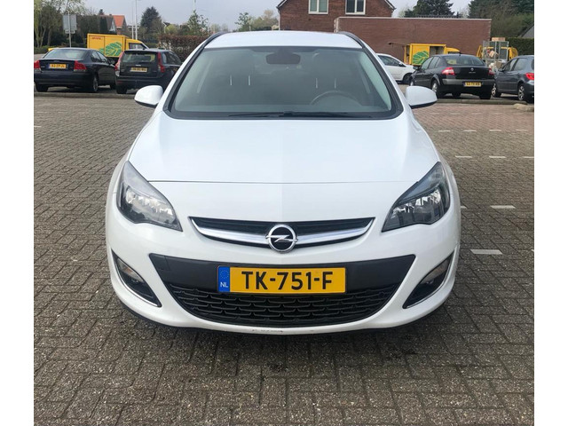 Foto 2 van Opel Astra Sports Tourer 1.4 Turbo Anniversary Edition / Lm Velgen / Jaar Apk / Navi  / Trekhaak /